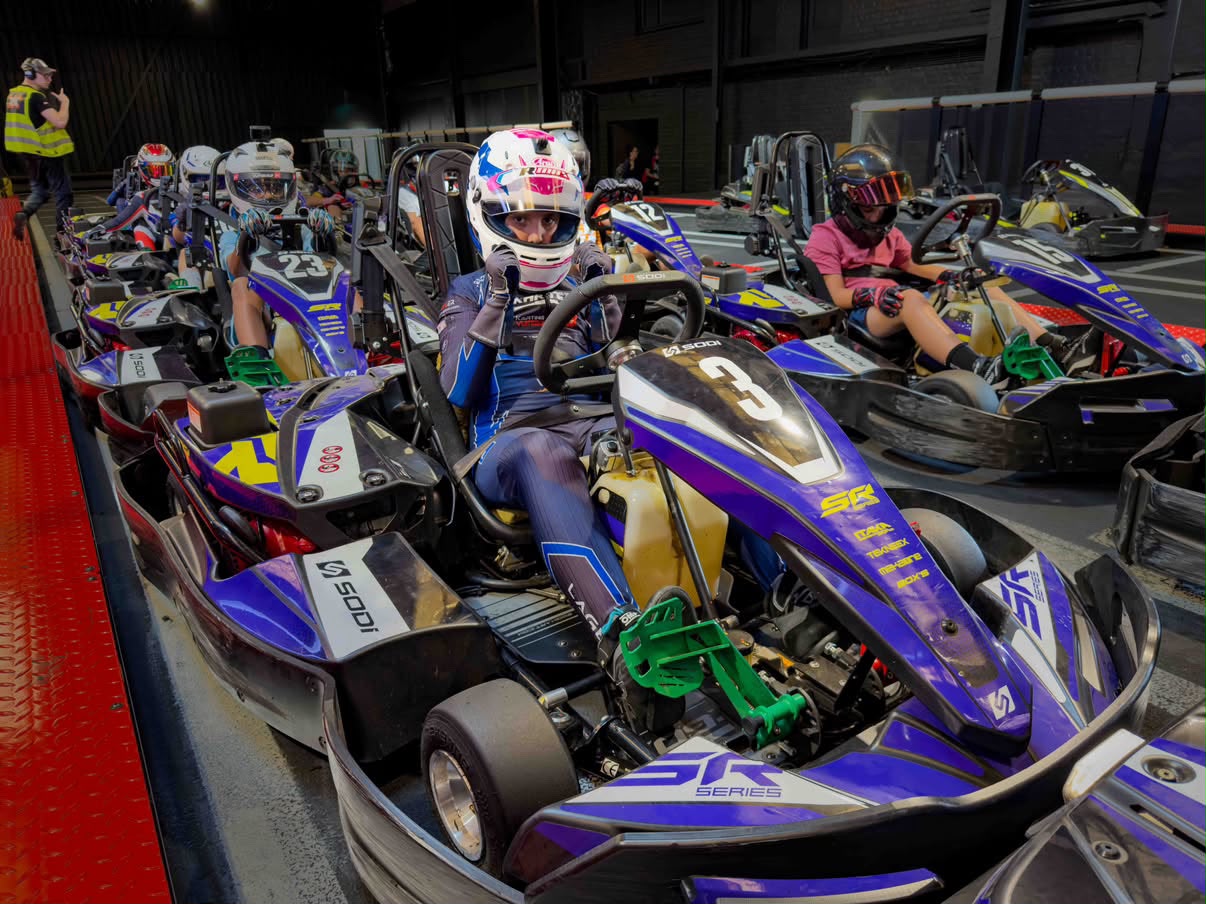 Ilan Lage au volant du kart 32 dans le parc