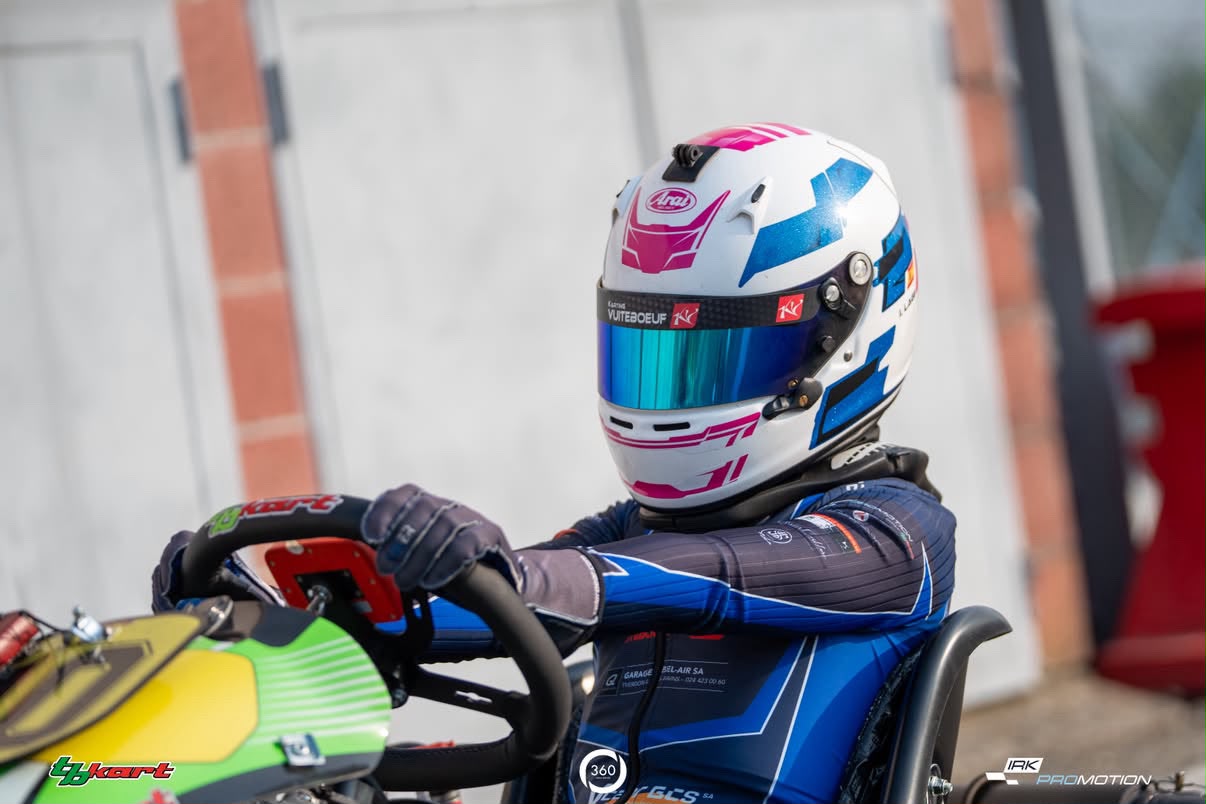 Ilan Lage lève le poing sur le kart 13