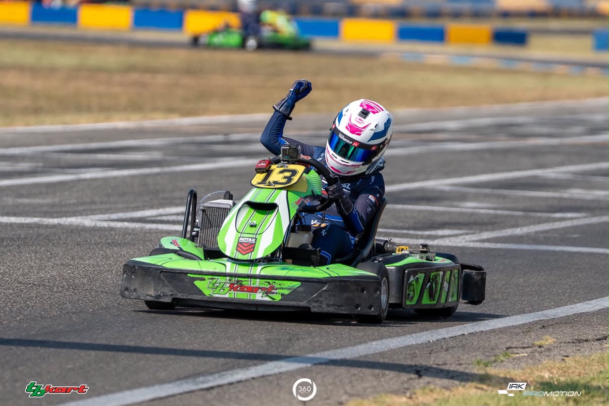 Ilan Lage en piste indoor sur un kart Sodi
